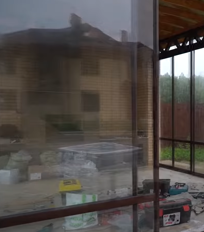 Раздвижное остекление небольшой террасы